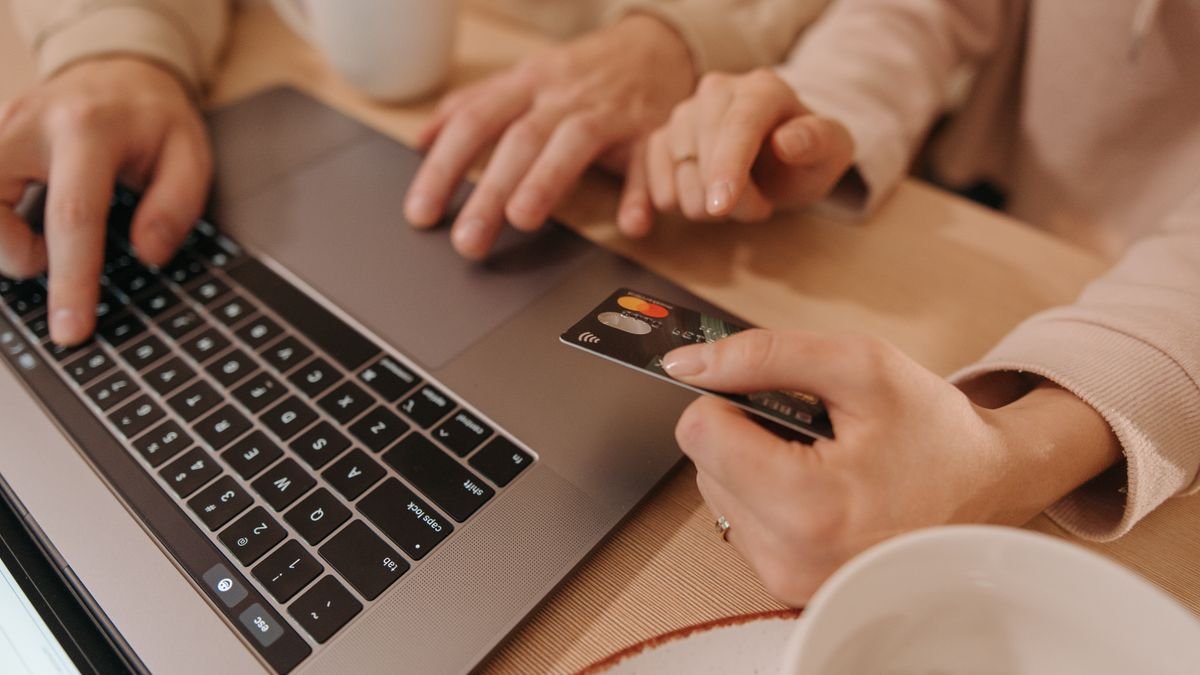 Imagen ilustrativa: 5 tareas de atención a clientes que ya puedes dejarle a un agente de IA en WhatsApp Business (y 3 que no)