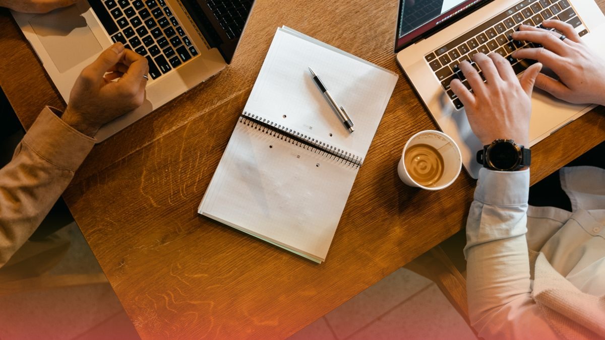 Antes vs ahora: trabajador usando herramientas de IA en su laptop