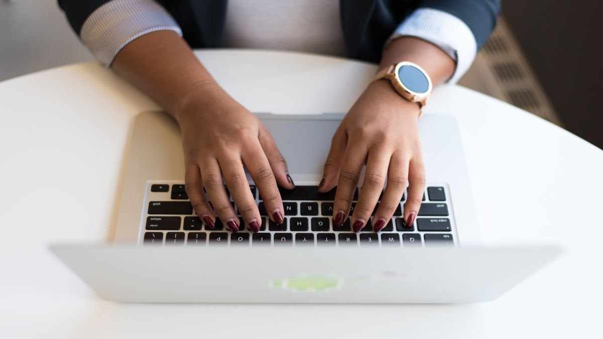 Imagen ilustrativa: Beehiiv vs Substack para newsletters en español: diferencias clave