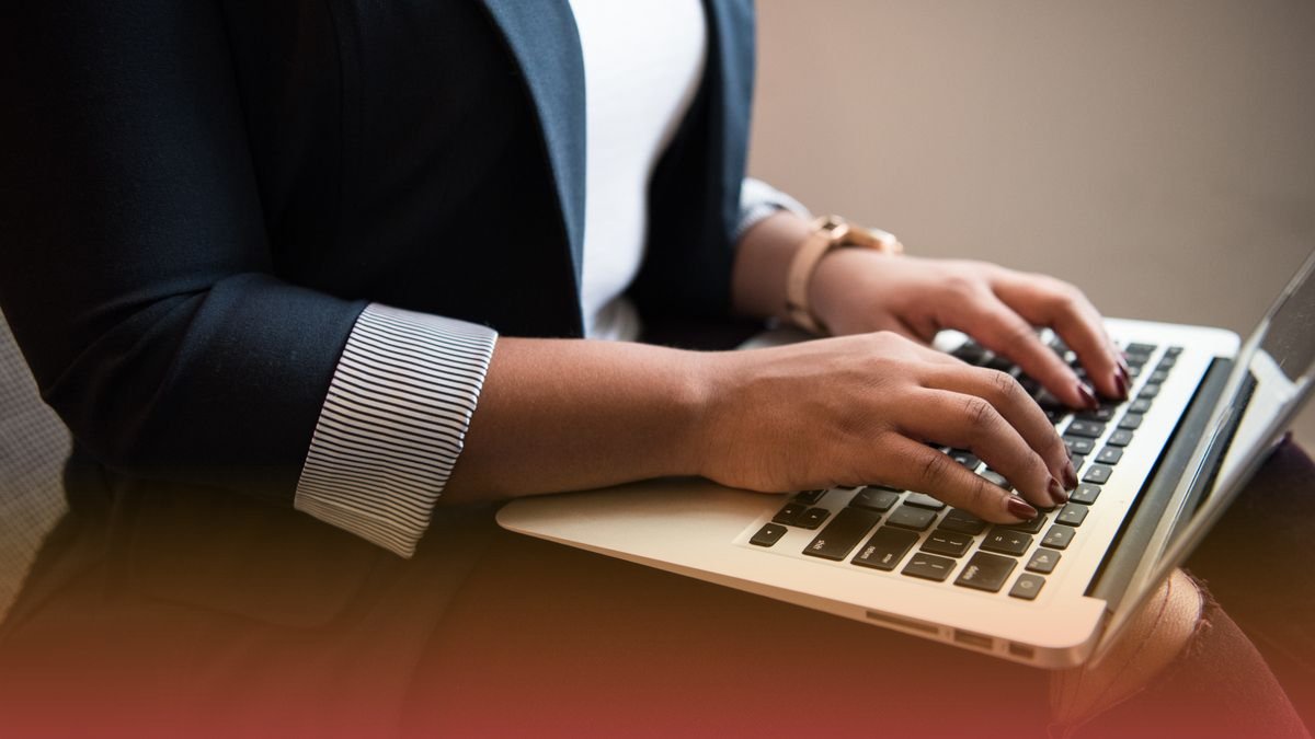 Imagen de portada: Beehiiv vs Substack para newsletters en español: diferencias clave