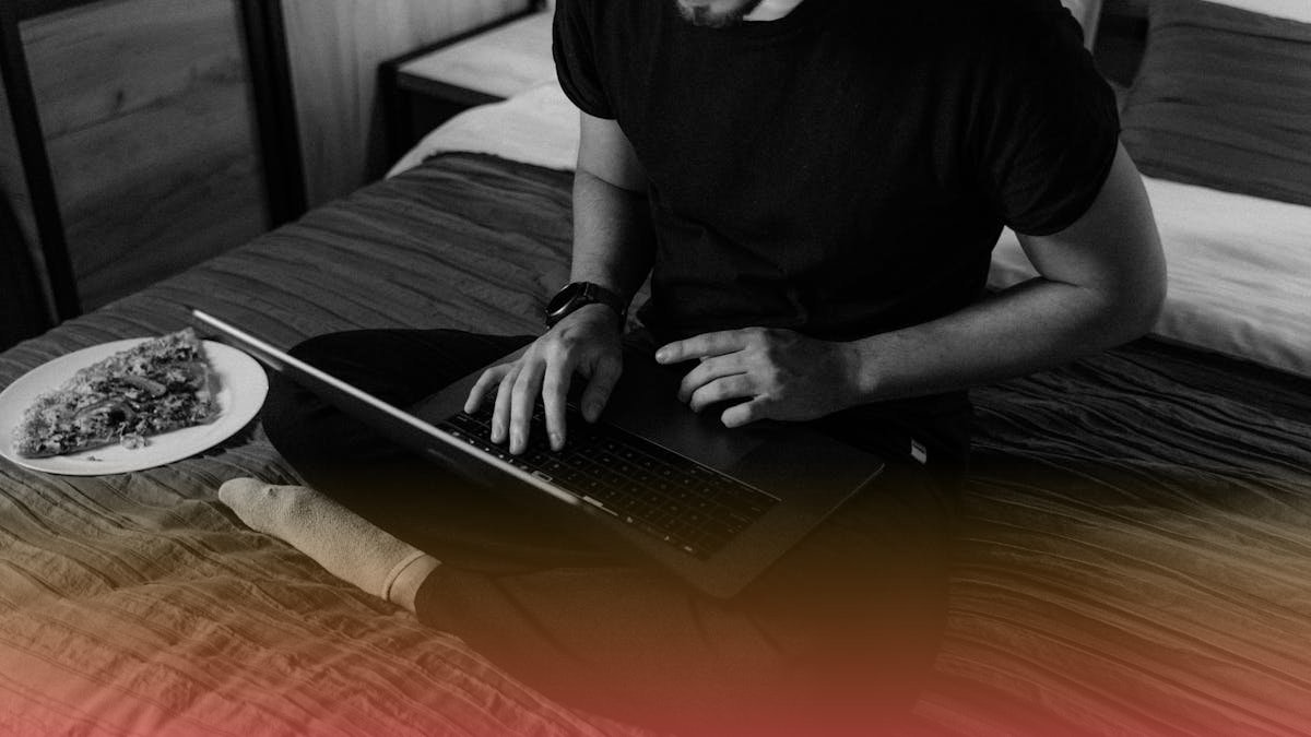 Freelancer trabajando con herramientas de IA en su laptop