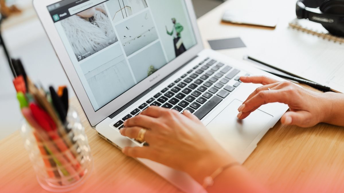 Imagen de portada: IA para crear contenido de redes sociales en 30 minutos a la semana